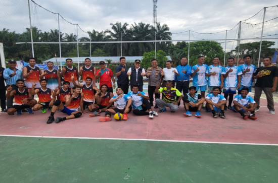 Final Volly ball Sebagai Penutup Pertandingan Dalam Rangka Peringatan Harlah Kecamatan Rumbio Jaya