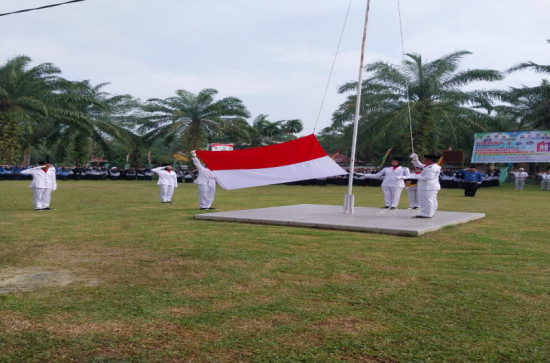 Kecamatan Rumbio Jaya Laksanakan Upacara Hut Korpri Ke 51 dan Hut PGRI ke 77