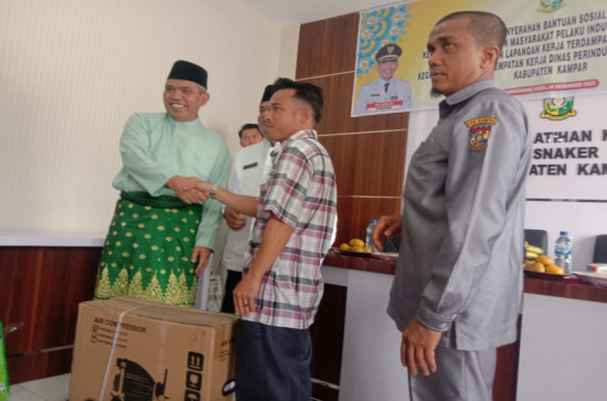Pandai Besi Rumbio Jaya Stell Terima Bantuan Dampak Inflasi Dari Pj. Bupati Kampar