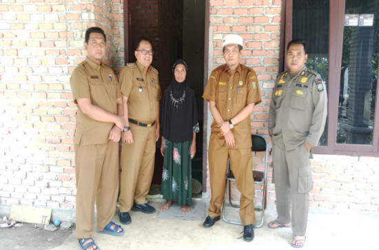 Camat Rumbio Jaya dan Jajaran Lakukan Kunjungan Takziah ke Rumah Alm. Kaim Syah