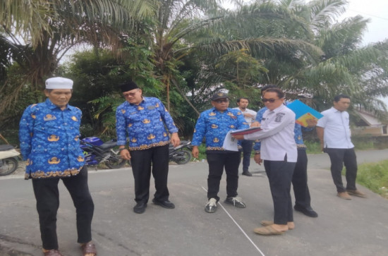 Camat Rumbio Jaya Pimpin Tim Verifikasi Pantau Pembangunan di Desa Teratak
